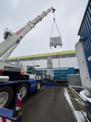 Große Kranhebevorrichtungen im Freien in einer industriellen Umgebung