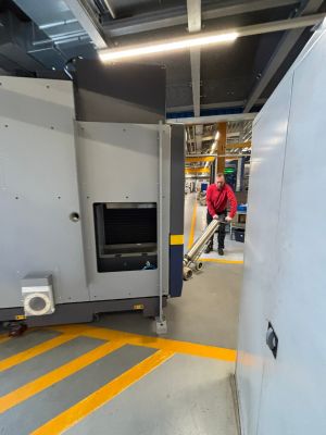 Arbeiter bei der Benutzung von Industrieanlagen in einer modernen Fabrikumgebung