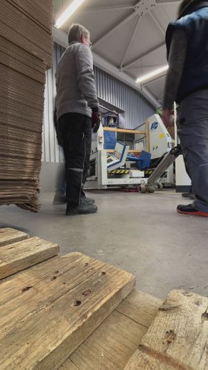 Arbeiter, die in einem industriellen Umfeld mit Holzpaletten arbeiten