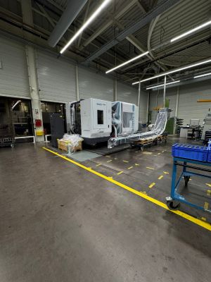 Industriemaschine in einer modernen Produktionsstätte mit Sicherheitszonen