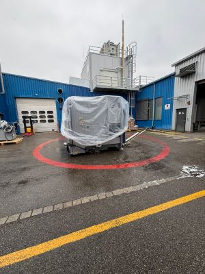 Mavi ve Gri Depolu Bir Fabrikanın Dışındaki Plastik Kaplı Ekipman