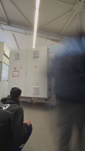 Fabrika Ortamında End&uuml;striyel Elektrik Kabinini Denetleyen İş&ccedil;iler