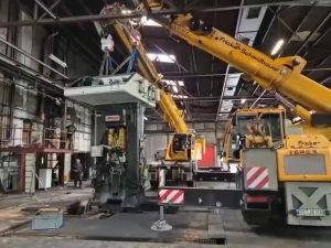 Industriewerkstatt mit Kranen zum Bewegen großer Maschinen in Aktion