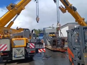 Heben von schwerem Gerät durch Doppelkräne auf einer Baustelle