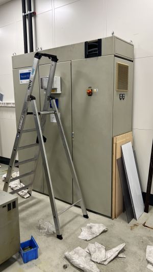 Alet ve Malzemelerin Bulunduğu End&uuml;striyel Ekipman Bakım Odası