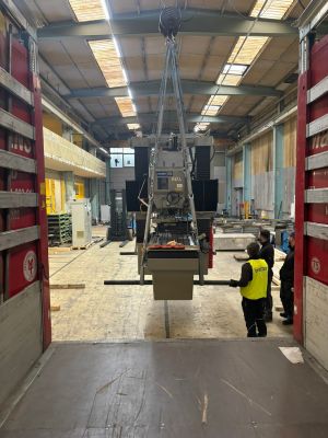 Depo Ortamında Vin&ccedil;le Kaldırılan End&uuml;striyel Makine