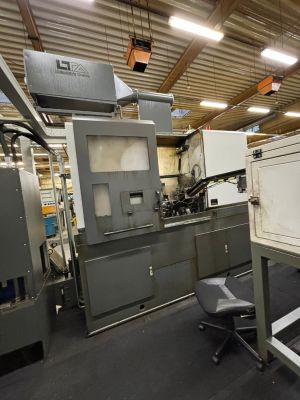 Havalandırma Sistemi ve Yakındaki Sandalyesi ile Fabrikada End&uuml;striyel Metal İşleme Makinesi