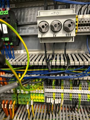 End&uuml;striyel Uygulamalar i&ccedil;in Kablolama ve Bileşenleri ile Elektrik Kontrol Paneli