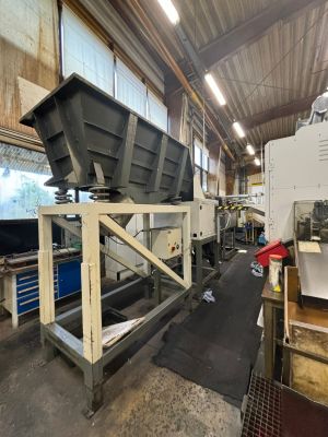 Modern Bir &Uuml;retim Tesisi Ortamında End&uuml;striyel Makine Kurulumu