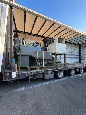 A&ccedil;ık Fabrika Bah&ccedil;esinde Kamyona Y&uuml;klenen End&uuml;striyel Makineler