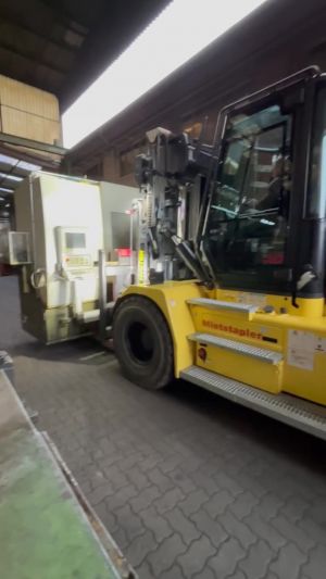 End&uuml;striyel Ekipmanlar Arasında Fabrika Ortamında &Ccedil;alışan Sarı Forklift