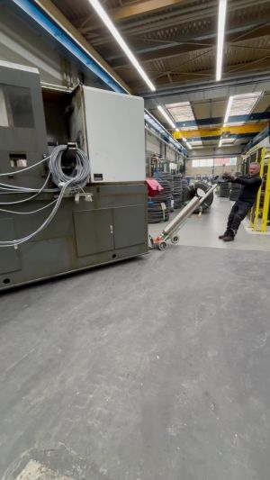 Aydınlık Bir Fabrika Ortamında Ekipmanla Manevra Yapan End&uuml;striyel İş&ccedil;i