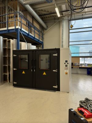 Modern Industrial Workspace Featuring Large Machine in a Well-Lit Facility