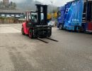 End&uuml;striyel Dış Mekanda Kırmızı Forklift ve A&ccedil;ık Kamyon