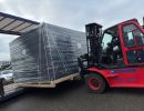 Forklift, Sarılmış Kargo Paketini Nakliye İ&ccedil;in Kamyona Y&uuml;kl&uuml;yor