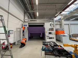 Modern Fabrika Tesisinde End&uuml;striyel Makineler &Uuml;zerinde &Ccedil;alışan Teknisyenler