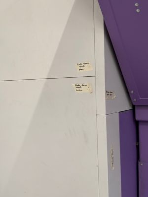 Yardımcı Notlar ve Kontrast Mor Panel İ&ccedil;eren Minimalist Duvar Tasarımı