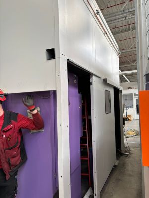 Ekipmanlarla Temiz Bir Fabrika Ortamında Modern End&uuml;striyel Kurulum