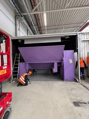 G&uuml;venlik Donanımıyla Fabrika Ortamında Makine Sabitleyen Sanayi İş&ccedil;isi