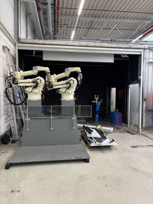 Modern Bir Fabrika Ortamında Gelişmiş Robotik Kollar İ&ccedil;eren End&uuml;striyel Kurulum