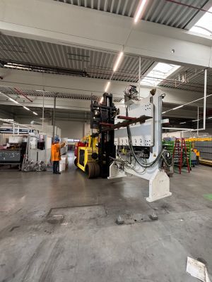 Modern Fabrika Ortamında End&uuml;striyel Ekipman ve Makineler