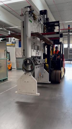 Sanayi Tesisindeki Makineleri Taşımak İ&ccedil;in Forklift Kullanan İş&ccedil;i