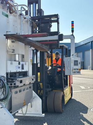 End&uuml;striyel Alanda Forklift Kullanan İş&ccedil;i Ağır Makine Kullanımı