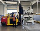 End&uuml;striyel Depo İ&ccedil;inde Forklift Kullanan İş&ccedil;i B&uuml;y&uuml;k Makineleri Kaldırıyor