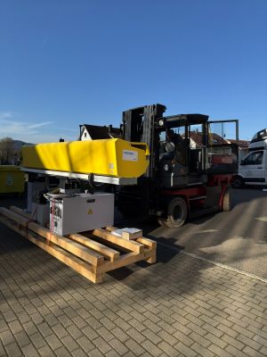 Gabelstapler für den Transport schwerer Maschinen in einem industriellen Außenbereich