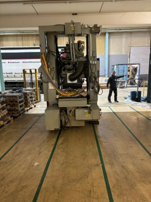 Industriemaschinen in einer Fabrik mit Lagerhintergrund und Ausrüstung