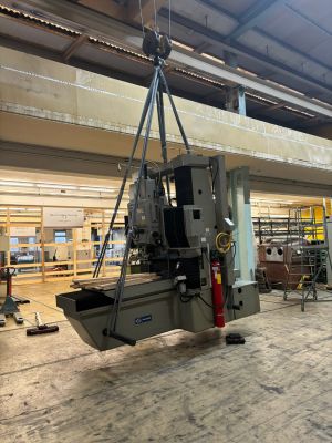 Industrielle Maschinen werden mit einer Rolle in einer Werkstatt hochgezogen