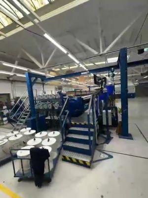 Moderne industrielle Druckerei mit fortschrittlichem Maschinenpark und organisierter Arbeitsumgebung