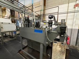 Industriehydrauliksystem in einer Fabrikumgebung mit Maschinen und Geräten