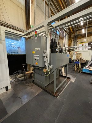 Industriemaschinen in einer Produktionsumgebung mit Überkopfverkabelung