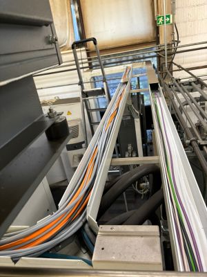 Industrielles Verkabelungssystem mit organisierten Kabeln in einer Wartungseinrichtung