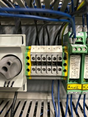 Nahaufnahme der elektrischen Verdrahtung und der Klemmenanschlüsse in einer Steuertafel