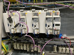Industrie-Elektroschalttafel mit Steuereinheiten für das Gerätemanagement