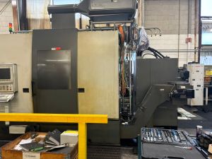 Industriemaschinen in einer Werkstattumgebung mit Werkzeugen und Geräten im Vordergrund