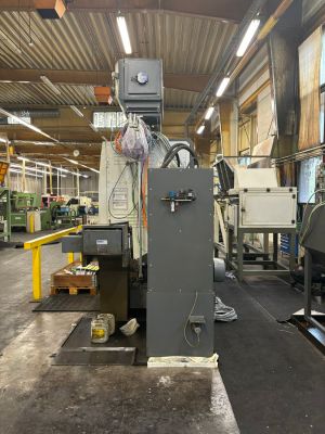 Industriemaschinen in einer gut beleuchteten Fertigungswerkstatt