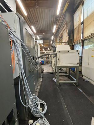 Industrielles Fabrikinterieur mit Maschinen und Ausrüstungen in einer Lagerkulisse