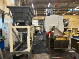 Aufbau von Industriemaschinen in einer Fabrik mit moderner Ausstattung