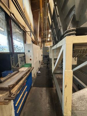 Interieur einer Industriewerkstatt mit Maschinen und Werkbänken