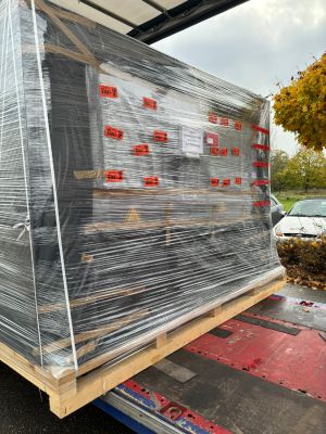 Transport des Glases auf einer gesicherten Holzpalette, die mit einer Plastikschutzfolie umwickelt ist