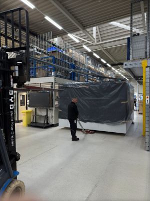 Arbeiter, der einen Wagenheber in einer geräumigen industriellen Lagerumgebung bedient