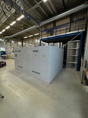 Industrieller Ausrüstungsraum mit großem Maschinenpark und Überkopfsystemen