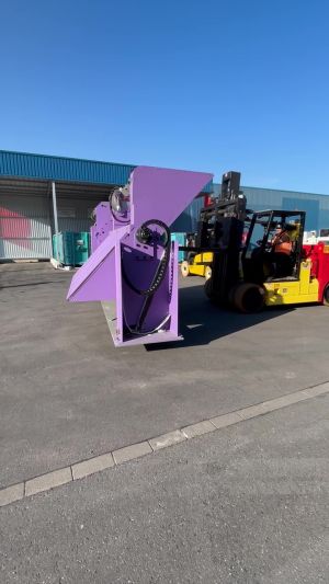 Gabelstapler-Handling von Industrieausrüstung in einem Außenlager