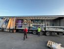 Transport von schweren Industrieausrüstungen auf einem offenen Sattelschlepper